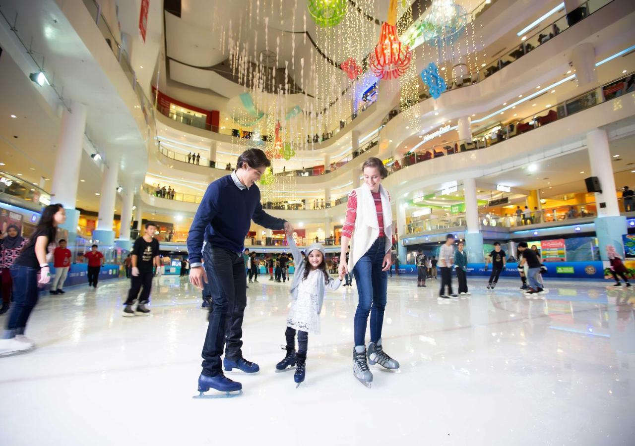 Sunway Resort Hotel Petaling Jaya Dış mekan fotoğraf Ice rink at the mall